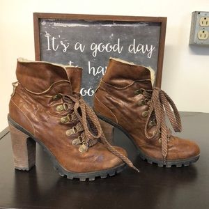 Nine West women’s size 6 lace up bootie
